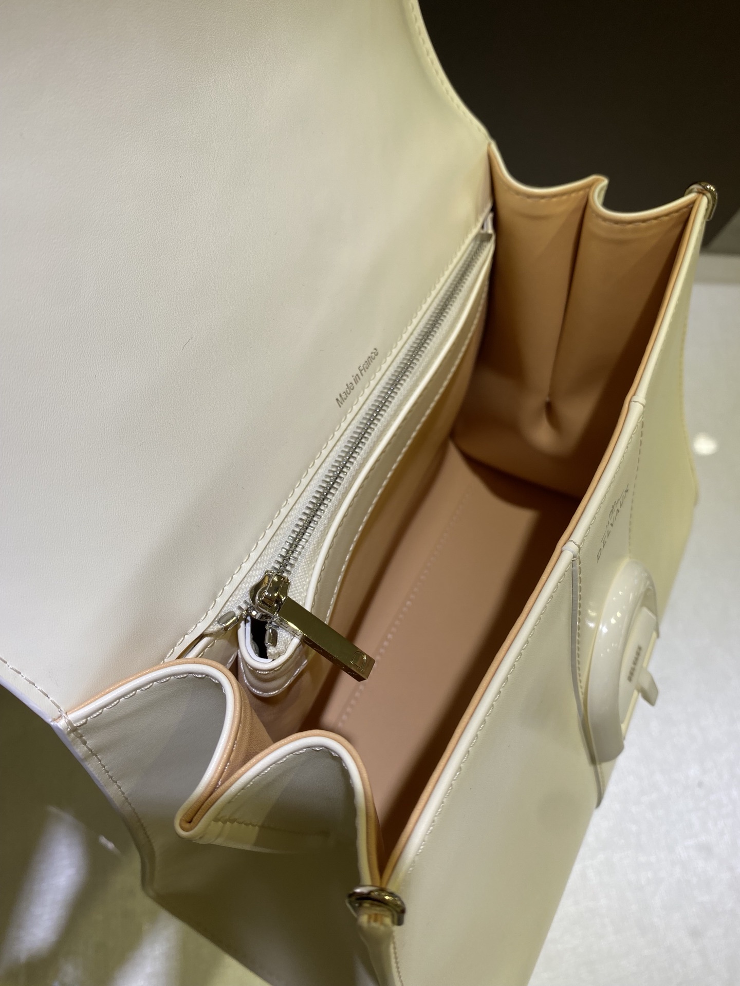 델보 브리앙 PM 박스백 화이트